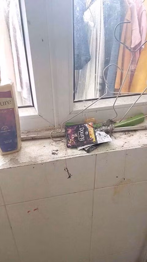 Cũng theo lời K. H, các bạn nữ trong phòng này dù ở KTX không chịu dọn vệ sinh nhưng khi ra ngoài khá ăn diện.