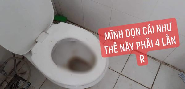 Theo lời K.H, phòng KTX của nhóm nữ sinh ở bẩn nói trên không chỉ ở dơ mà còn ý thức kém, thường xuyên phá hoại tài sản chung