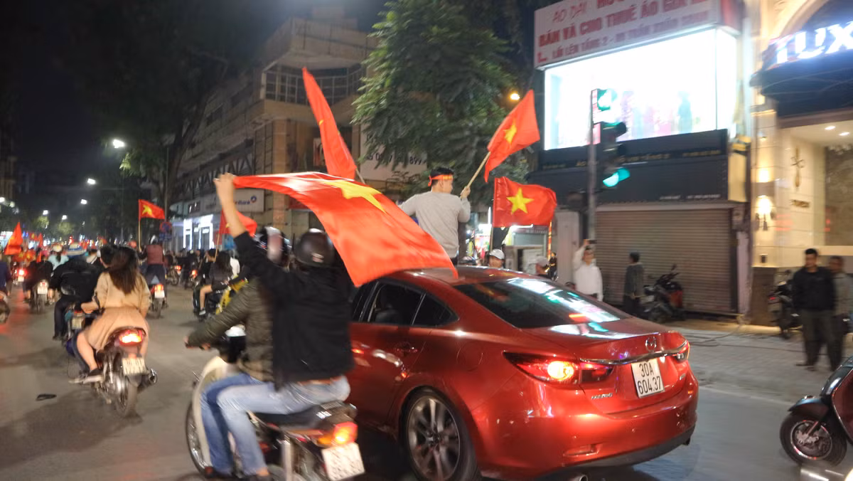 Địa điểm hướng tới của các CĐV Việt Nam trong tối nay không đâu khác chính là khu vực xung quanh Hồ Gươm và đặc biệt là địa điểm vòi phun nước quảng trường Đông Kinh Nghĩa Thục.