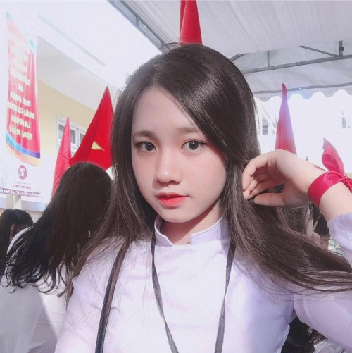 Xu hướng mặt V.line, cằm thon gọn đã làm khuynh đảo MXH trong vòng vài năm trở lại đây. Nhưng theo dòng chảy xu thế, những cô gái mặt tròn, mặt trái xoan đã trở lại và ''soán ngôi'' mốt V.line trong năm 2017. Minh chứng mới nhất là nữ sinh Nghệ An có tên Thúy Hằng.