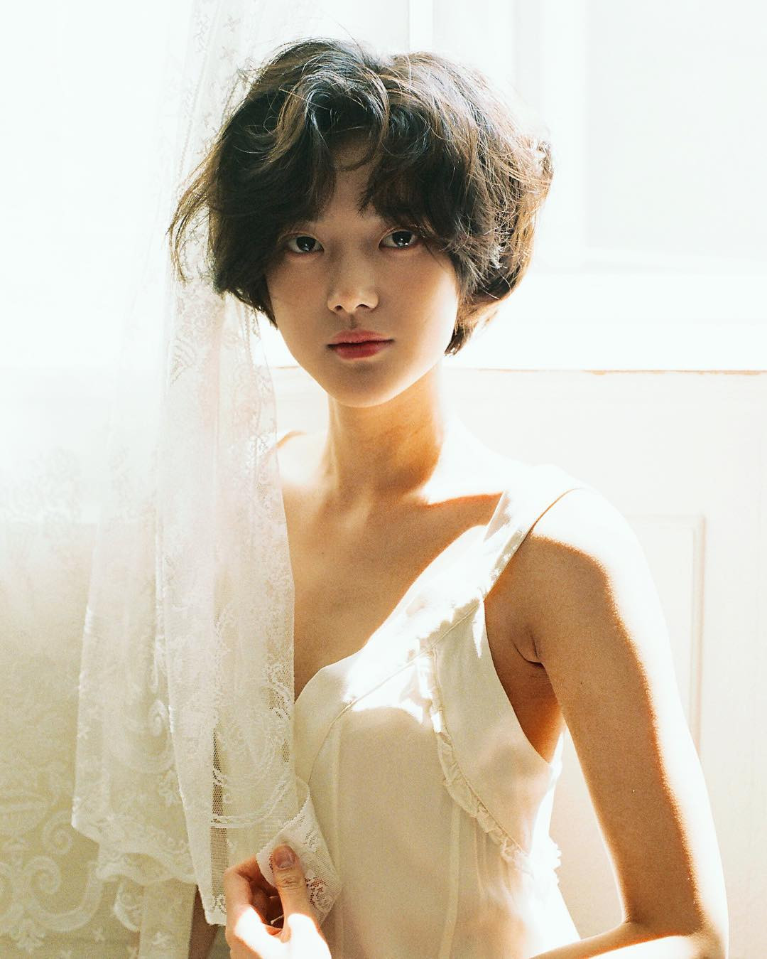 Trước đó, Min Seo từng được mọi người biết đến khi lọt vào top 10 cuộc thi "Superstar K" hồi năm 2015, một cuộc thi dành cho các ca sĩ Hàn Quốc được phát sóng trên kênh Mnet.