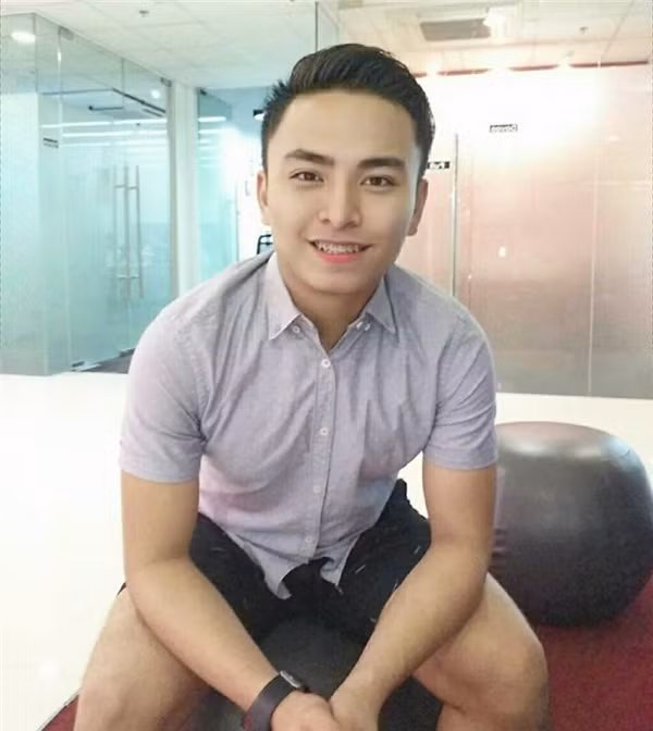 Xuất phát từ những lời chế giễu của những người xung quanh khi quá xấu trai và không phù hợp với tiêu chuẩn cái đẹp của xã hội hiện đại nên chàng trai 9X này đã hạ quyết tâm phải "đẹp lộng lẫy".