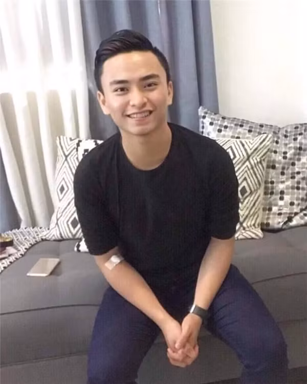 Đầu tiên là những thay đổi trên khuôn mặt. Dave tiến hành niềng răng, anh còn tập luyện chăm chỉ cùng chế độ ăn lành mạnh để giảm cân và giúp da không còn mụn.