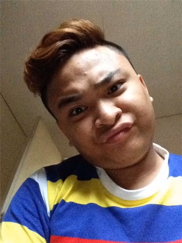 Thời gian qua có khá nhiều những trường hợp những chàng trai xấu xí bằng quyết tâm tuyệt vời đã lột xác thành nhân vật "hot boy" được nhiều người chú ý tới. Mới đây chàng trai mặt rỗ người Israel trong bức ảnh này cũng là một trường hợp như vậy.