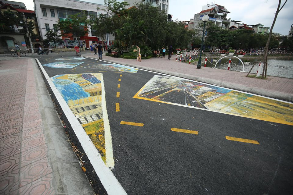 Bề mặt đường khác lạ của phố đi bộ Trịnh Công Sơn.