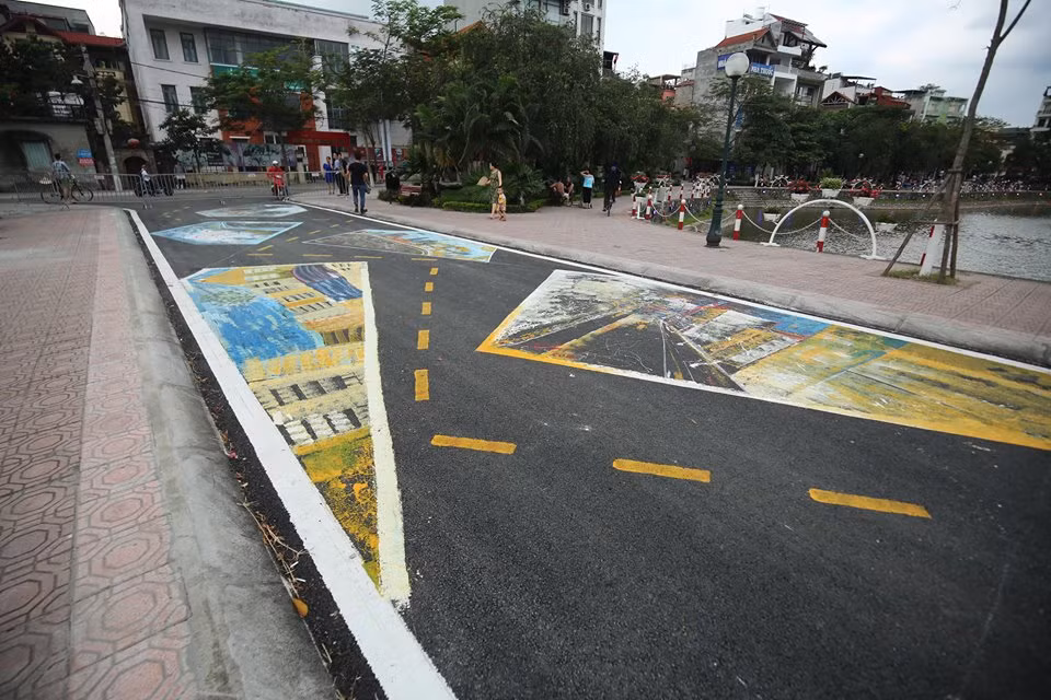 Bề mặt đường khác lạ của phố đi bộ Trịnh Công Sơn.