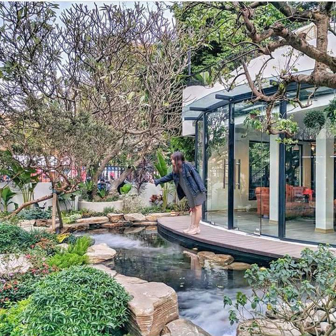 Gardenista có lẽ không phải là cái tên mới với những người mê lê la ở quán cafe đẹp ở Hà Nội. Đây cũng là địa điểm mà nhiều bạn trẻ lựa chọn để ngắm phố đi bộ.