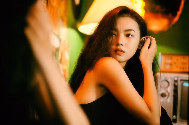 Thu Sương dễ gây thiện cảm với người đối viện nhờ gương mặt thanh tú, cuốn hút như diễn viên điện ảnh.