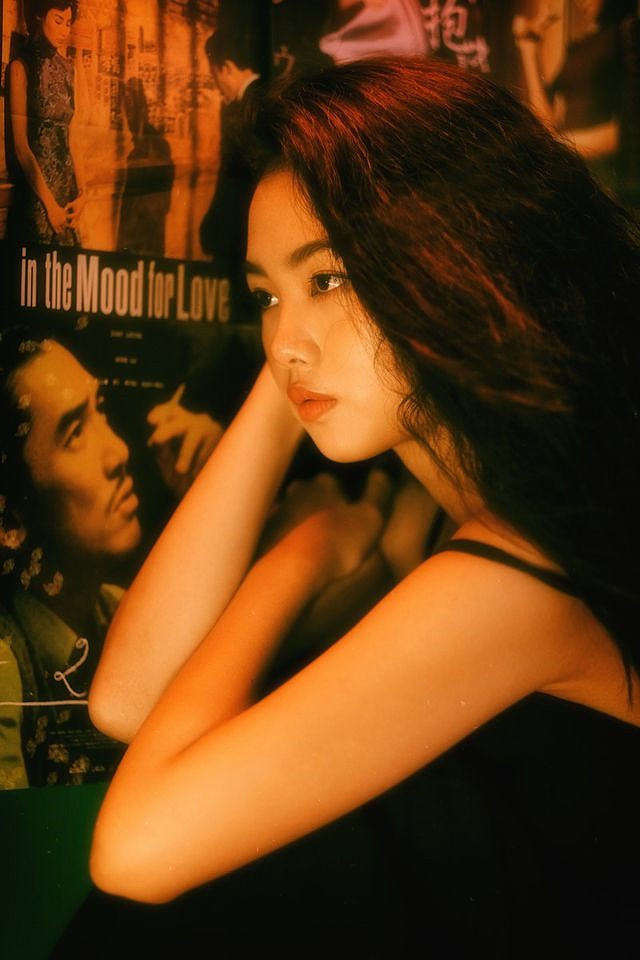 Ngay sau khi bộ ảnh được đăng tải, nhiều người đã đi lùng sục danh tính của nữ sinh có thần thái như diễn viên nói trên và câu trả lời đã có. Đó là Nguyễn Thị Thu Sương hiện là nữ sinh ngành Quản trị kinh doanh của trường ĐH Văn Hiến.