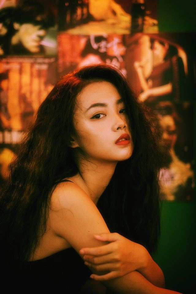 Khi được hỏi về quan điểm phẫu thuật thẩm mỹ, Sương không ngần ngại bày tỏ quan điểm: "Phẫu thuật thẩm mỹ không phải là việc xấu, nhưng đừng quá đà. Vì mỗi người đều có quyền làm đẹp, hoàn thiện bản thân mình, và có những người nhờ phẫu thuật thẩm mỹ cũng đã có cuộc sống tốt đẹp hơn. Phẫu thuật hay không vốn là quyết định của mỗi người, và ai cũng có suy nghĩ của họ trước khi làm, nên em tôn trọng quyết định của họ".