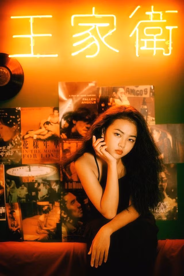 Sương cho biết: "Em cũng từng rất ngại ở chỗ lạ, nhưng từ khi đi chụp thì em đã biết cách làm quen với mọi người và trở nên tự tin hơn. Đồng thời, em cũng học được thêm nhiều kĩ năng ứng xử, giúp ích cho em rất nhiều trong cuộc sống bây giờ và sau này. Bên cạnh đó, em biết được những điểm đẹp, góc thu hút của mình để cho ra đời những khoảnh khắc đáng giá".