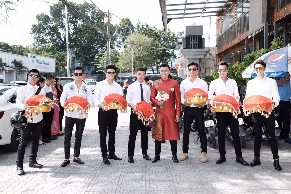 Dàn bưng quả của diễn viên Xuân Phúc "không phải dạng vừa đâu" khi toàn là những nam diễn viên điển trai và khá nổi tiếng như: Cường Seven, Lý Bình, Hiếu Nguyễn, Tuấn Phạm (Gạo nếp gạo tẻ), Hồng Đức (The Face), Anh Dũng.