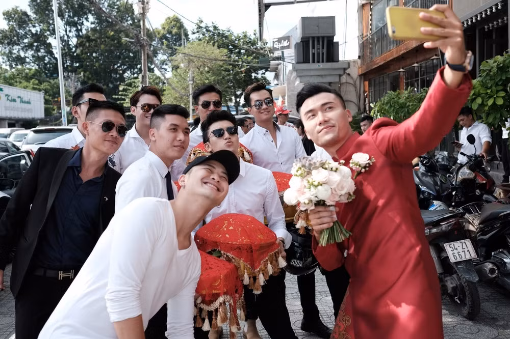 Tuy nhiên, chú rể Xuân Phúc vẫn là nhân vật được chú ý khi khoe ngoài bảnh bao khiến nhiều fan nữ rơi vào cảm giác tiếc hùi hụi khi một mỹ nam của điện ảnh Việt bỏ cuộc chơi để lập gia đình.