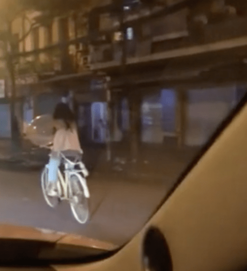 Không chỉ có địa điểm bán cố định gây nhức mắt cho nhiều người, vừa qua rất nhiều những hình ảnh, clip các bạn trẻ hút bóng cười giữa đường được dân mạng đăng tải và đã nhận được vô vàn ý kiến của cộng đồng mạng.