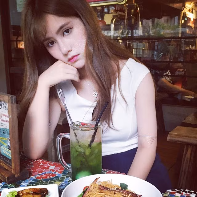 Say đắm vẻ đẹp trong sáng của Larine, nhiều cư dân mạng đã lập hẳn một fanpage để bàn tán về nhan sắc của cô hot girl bồi bàn này.