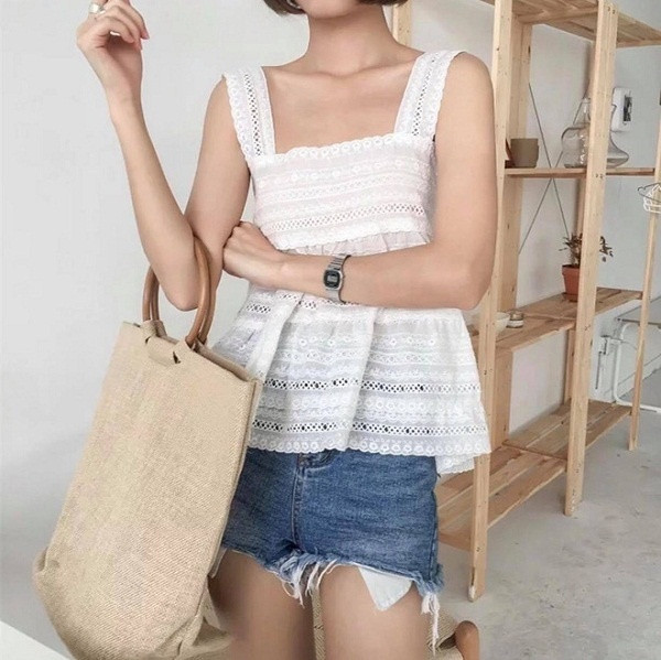 Nếu là một cô nàng yêu thích vẻ hiện đại, cá tính thì bạn có thể mix mẫu áo này với quần jeans, quần short.