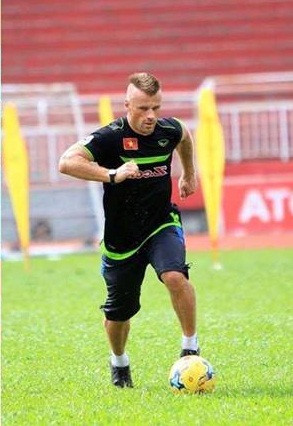 Martin Forkel sinh ngày 22/7/1979, có bằng HLV chuyên nghiệp. Khi còn làm cầu thủ, Forkel thi đấu ở vị trí hậu vệ phải cho nhiều CLB ở giải hạng thấp của Đức, đồng thời từng được gọi vào đội U20 Đức.