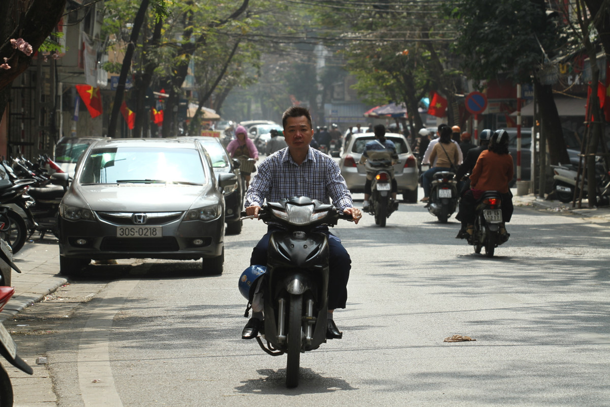 Việc vin vào cớ đầu năm các lực lượng giao thông chưa ra quân nên nhiều người dân đã cố tình vi phạm quy định đội mũ bảo hiểm khi tham gia giao thông.