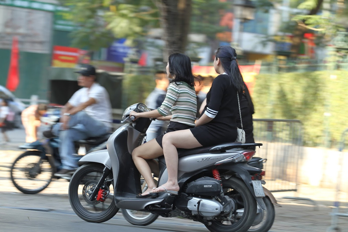 Các bạn nữ cảm thấy vô cùng thoáng mát khi trên đầu mình không có chiếc mũ bảo hiểm như ngày thường.