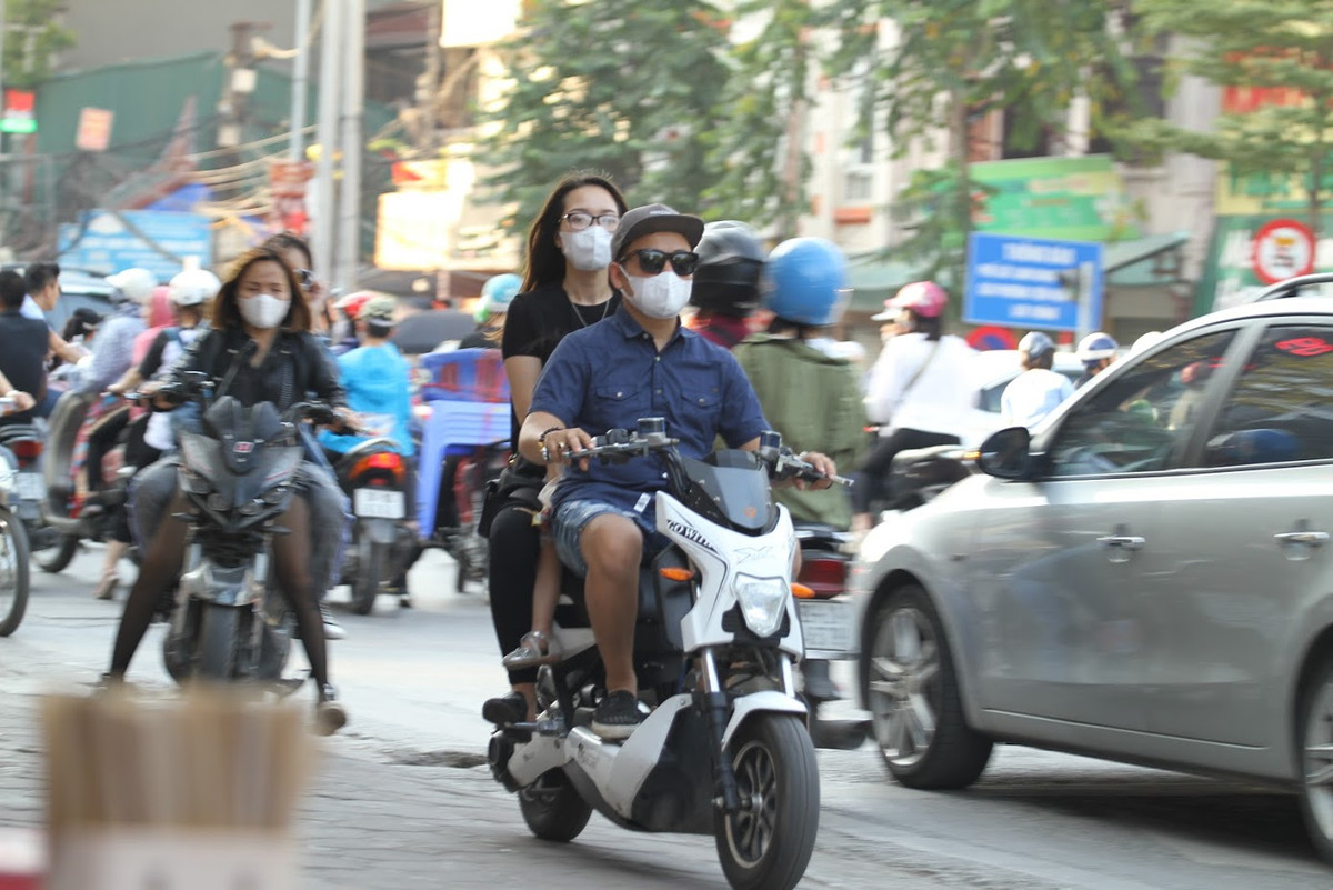 Nhiều tuyến đường của Hà Nội kín người và xe cộ. Tuy nhiên, có một điều khá dễ nhận ra là phần lớn người dân đều tham gia giao thông dịp Tết mà quên không đội mũ bảo hiểm.