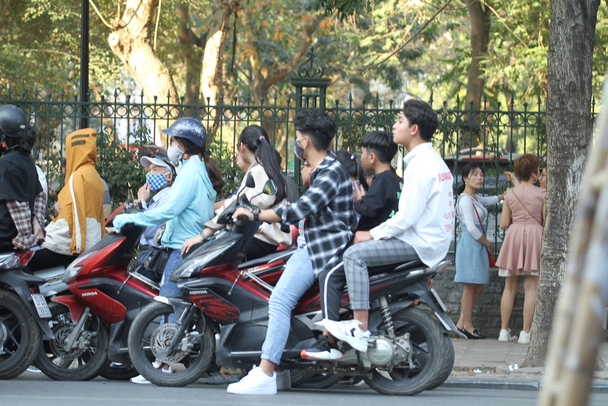 Ngồi tại góc ngã tư Quốc Tử Giám và Tôn Đức Thắng, PV Kiến Thức có thể dễ dàng quan sát từ các bạn thanh niên cho tới những người có tuổi đều không chấp hành luật an toàn giao thông.