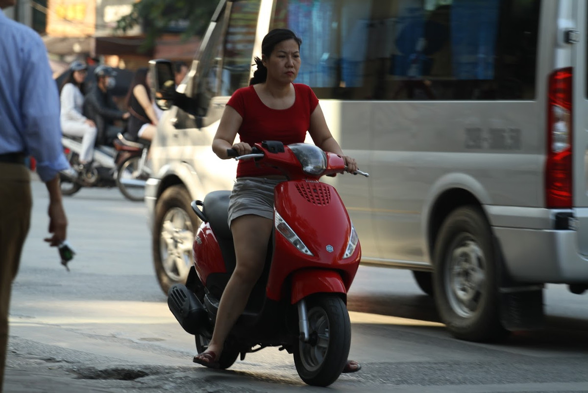 Không đội mũ bảo hiểm, đi ngược chiều và vượt đèn đỏ là điều khá thường thấy của người dân dịp Tết.