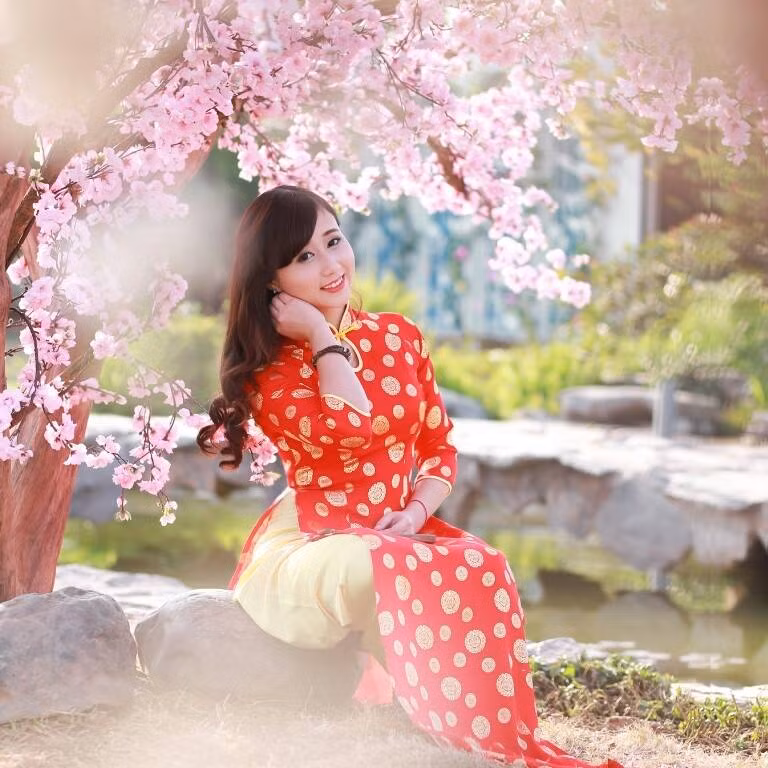 Theo nhiều nam sinh trong trước Đại học Dược - Hà Nội nhận xét, mỗi khi cô nàng hoa khôi xinh đẹp quê Thái Bình này nở nụ cười là trái tim họ lại đập những nhịp rộn ràng.