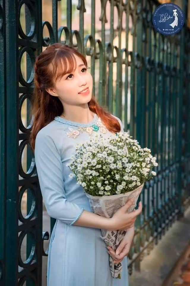 Không chỉ thu hút bởi nhan sắc xinh đẹp có phần "tiểu thư", Phạm Thị Duyên còn là một cô nàng khá năng động với những hoạt động tập thể như văn hóa, văn nghệ và đặc biệt vai trò người mẫu ảnh.