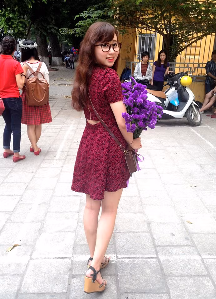 Mới đây, trên trang cá nhân của mình, Phạm Thị Duyên đã khoe cô tốt nghiệp Đại học Dược với tấm bằng khá và ngay sau khi ra trường Duyên hy vọng sẽ sớm tìm được công việc như mình mong ước đó là nhân viên nghiên cứu tại một hãng dược trong nước và đi làm trước khi ra trường.