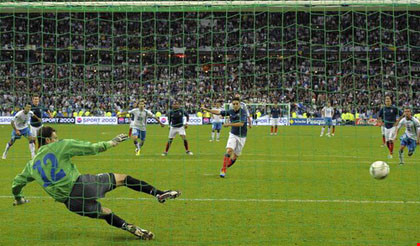 Với điều luật này, các nhà làm luật hi vọng, điều này cũng sẽ loại bỏ việc các thủ môn băng lên quá sớm khi đối mặt với tình huống đá phạt đền. Nếu tình huống này diễn ra, thủ môn sẽ phải nhận thẻ vàng.