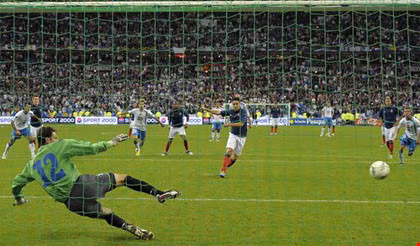 Với điều luật này, các nhà làm luật hi vọng, điều này cũng sẽ loại bỏ việc các thủ môn băng lên quá sớm khi đối mặt với tình huống đá phạt đền. Nếu tình huống này diễn ra, thủ môn sẽ phải nhận thẻ vàng.