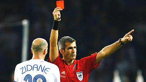 Tuy nhiên, theo điều luật mới được điều chỉnh, trọng tài chỉ phạt thẻ vàng chứ không phải thẻ đỏ trong tình huống cầu thủ phạm lỗi trong vòng 16m50 nhằm ngăn cản một bàn thua mười mươi nhưng động tác của anh ta chủ yếu chỉ nhằm phá bóng.