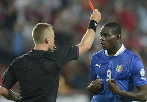  VCK Euro 2016 đã cận kề và 5 thay đổi về luật bóng đá dưới đây chắc chắn sẽ có những tác động không nhỏ đến giải đấu tại Pháp vào Hè này. Đầu tiên đó là việc các cầu thủ, cũng như BHL hoàn toàn có thể nhận thẻ đỏ trước trận đấu vì những lỗi như cố tình gây gổ và đánh nhau trước trận đấu.