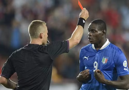  VCK Euro 2016 đã cận kề và 5 thay đổi về luật bóng đá dưới đây chắc chắn sẽ có những tác động không nhỏ đến giải đấu tại Pháp vào Hè này. Đầu tiên đó là việc các cầu thủ, cũng như BHL hoàn toàn có thể nhận thẻ đỏ trước trận đấu vì những lỗi như cố tình gây gổ và đánh nhau trước trận đấu.