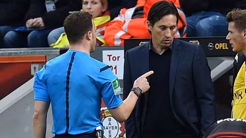 Theo luật mới, một cầu thủ có thể bị truất quyền thi đấu trước khi trận đấu diễn ra, tính từ khi tổ trọng tài bắt đầu kiểm tra sân. Trong trường hợp đó, đội bóng vẫn có thể ra sân với 11 người, tuy nhiên họ sẽ mất đi một quyền thay người bởi đã bị truất quyền thi đấu trước đó.