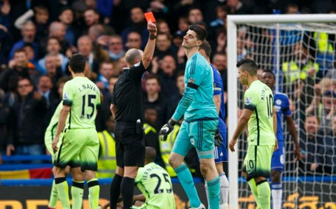 Trước đây, cầu thủ ngăn chặn một cơ hội ghi bàn rõ ràng ở bên trong vòng cấm sẽ phải nhận thẻ đỏ, chịu một quả 11m và nhận một án treo giò sau đó.