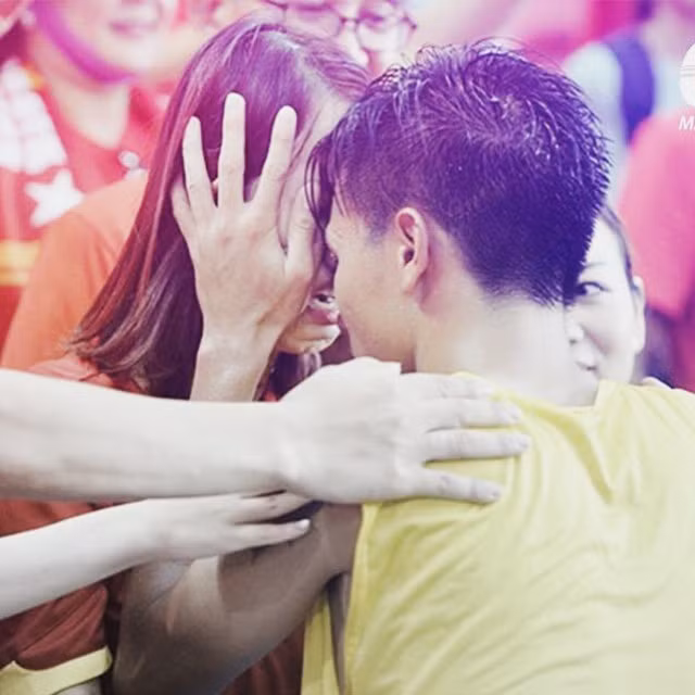 Sau thất bại trong trận bán kết trước U23 Myanmar, Ngọc Thắng đã tiến lại khán đài nơi người yêu mình đang ngồi và khóc. Cảm thông được những dòng nước mắt tiếc nuối của người yêu mình, Thu Thảo đã ôm lấy Ngọc Thắng và dành cho cầu thủ này những lời động viên. Đây là hình ảnh làm rất nhiều NHM Việt Nam xúc động.