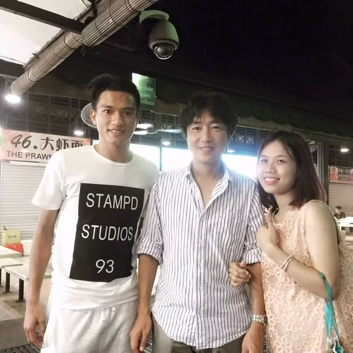 Ngọc Thắng và Thu Thảo chụp ảnh chung với thầy Miura, người thầy đáng kính của Ngọc Thắng. Ảnh: Instagram.