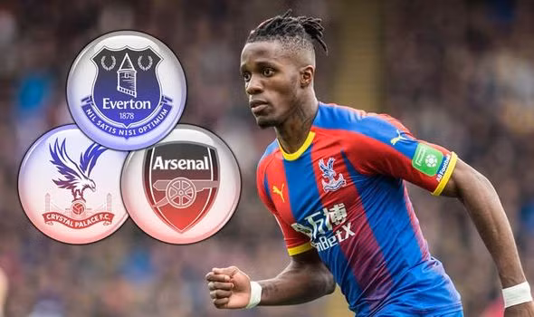 Arsenal vẫn đang gặp khó khăn trong việc chiêu mộ tiền đạo Wilfried Zaha, người cũng được Everton theo đuổi trong thời gian qua.