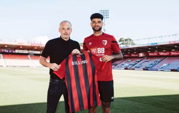 Cách đây ít giờ, Bournemouth đã vui mừng chào đón tân binh Philip Billing có mặt ở sân vận động Vitality Stadium. Đây là bản hợp đồng thứ 3 của Bournemouth ở mùa Hè này. Tiền vệ Đan Mạch gia nhập đội bóng sọc đỏ đen từ CLB Huddersfield Town với giá 15 triệu bảng. Anh sẽ ở lại Bournemouth đến năm 2024.