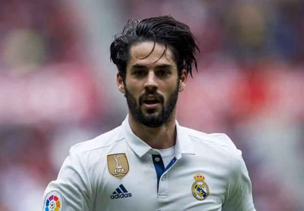 Isco sắp gia hạn với Real Madrid: Tờ Marca mới đây đưa tin Real Madrid đang trong quá trình hoàn tất bản gia hạn hợp đồng có thời hạn đến năm 2022 với Isco Alarcon. Đây là gáo nước lạnh dội vào tham vọng chiêu mộ Isco của rất nhiều đội bóng lớn tại Châu Âu. Ảnh: AS