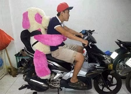 Cách để tự tin ra đường ngày Noel mà không bị người khác cười chê. Ảnh: Facebook.