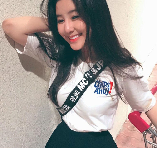 Ai cũng phải trầm chồ trước thân hình nóng bóng "ngực khủng, eo thon" của Ngọc Trân. Cộng thêm một gương mặt xinh xắn, làn da trắng hồng và mái tóc đen buông dài đúng chuẩn Á Đông thì "đẹp-đừng-hỏi".