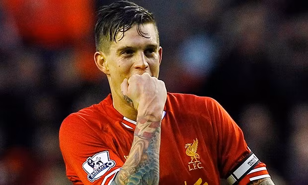 Trước đó một năm, một cầu thủ khác của Liverpool đó là Daniel Agger cũng bị trộm ghé thăm và cướp đi của trung vệ này một chiếc BMW và một chiếc Cadillac.