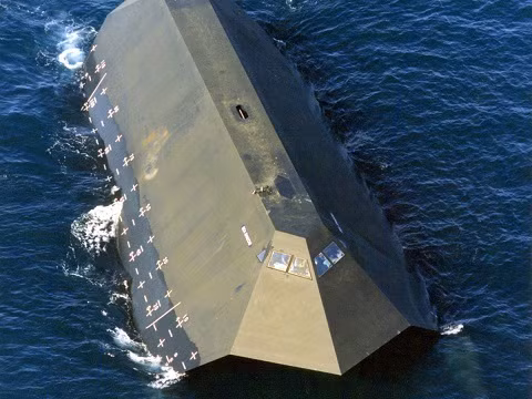 Sea Shadow dài 49,9 m, rộng 20,7 m và cao 4,6 m.