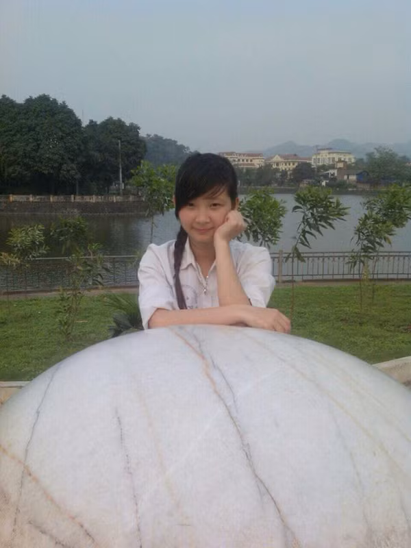 Nhiều dân mạng còn bình luận rằng, Linh Trang cũng xứng đáng xếp vào hàng các nhân vật có thời kì dậy thì thành công rực rỡ với làn da trắng, nụ cười tỏa nắng, khuôn mặt v-line, thanh mảnh hơn