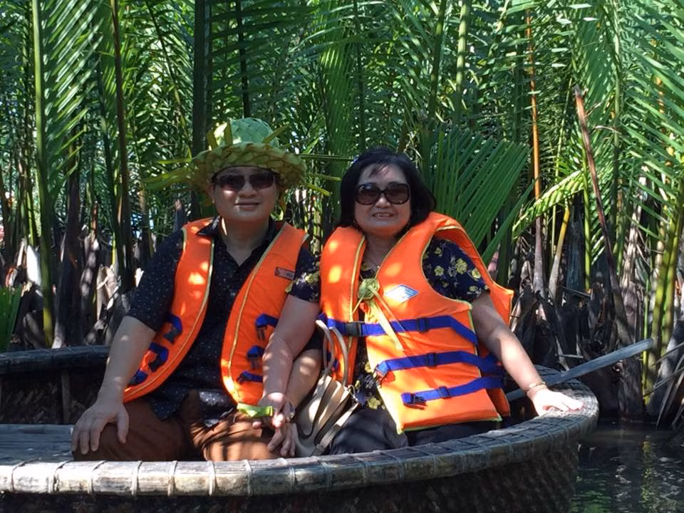 Bạn cũng sẽ vô cùng thích thú khi vừa ngồi trên thuyền thúng vừa được người chèo thuyền ở đây làm những chiếc nhẫn, vòng đeo cổ, bông hồng hay những chiếc mũ bằng lá dừa. Đây được xem như món quà lưu niệm đáng nhớ sau chuyến tham quan rừng dừa.