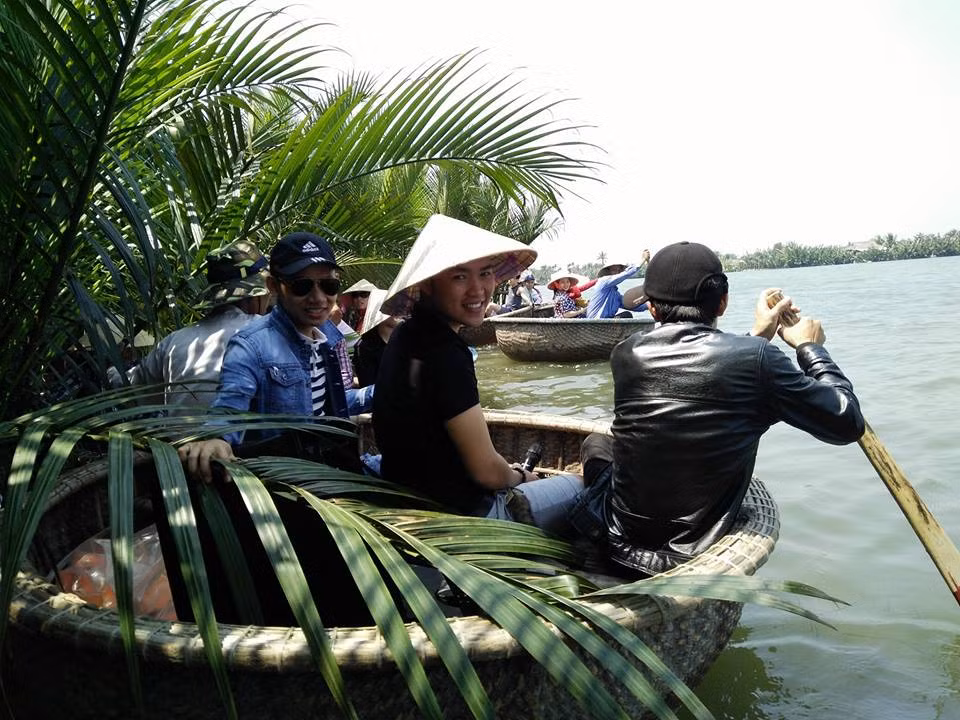 Đặt chân đến đây, bạn không khỏi ngỡ ngàng trước bạt ngàn dừa nước và những ngôi nhà mái thấp được làm hoàn toàn bằng dừa. Còn gì thú hơn, khi chèo thuyền trên các con rạch để tận hưởng thiên nhiên trong lành, phía dưới là những đàn cá tung tăng bơi lội, bên trên những rặng rừa, chim cò làm tổ.