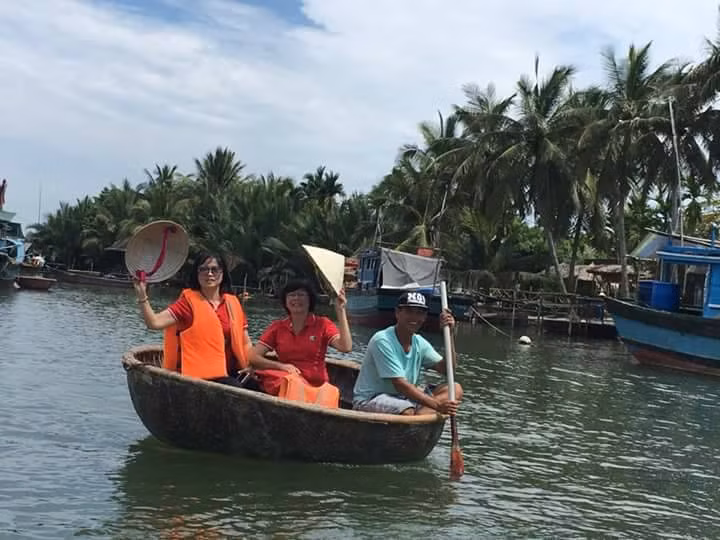 Đặc biệt, có dịp ghé đến rừng dừa Bảy Mẫu vào tháng 8 âm lịch, bạn còn được chiêm ngưỡng những bụi dừa nước bạt ngàn đang vào mùa trái chín. Du khách có thể tự tay hái những trái dừa chín đem về cho người thân của mình.