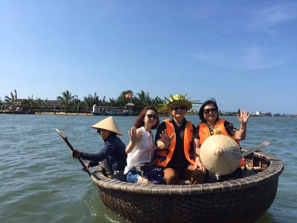 Trên mỗi chiếc thúng thường có 2-3 cần câu để du khách thỏa thích câu